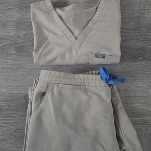 Figs Women's Tan Scrub Set. Large/Large Petite